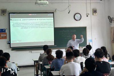 罗恩·波夫在西安西安电子科技大学访问期间为西安电子科技大学3+1班学生授课, 中国。. 照片由Jennifer Clevenger提供.